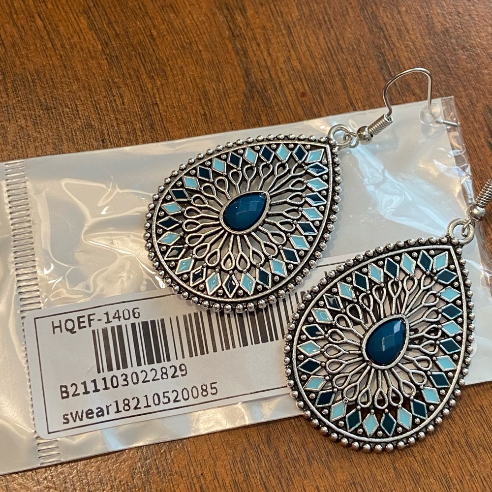 Bohemian Hollow Out Water Drop Glamorous Dangle Earrings - Picture 4 of 5